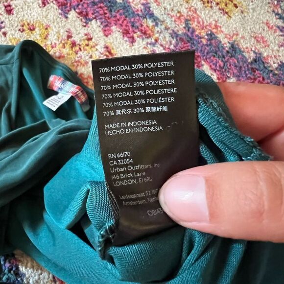 🌻HP🌻NWOT Urban Outfitters green Elle keyhole wrap crop top flare sleeves S - Picture 16 of 16